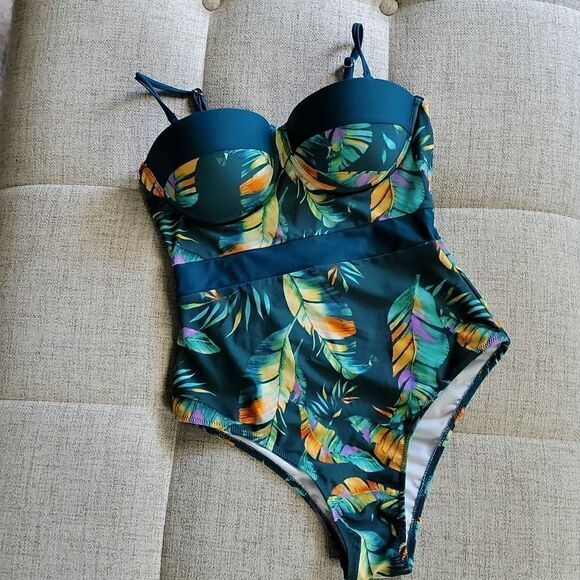 Beautiful Cupshe Swimsuit - Picture 5 of 8